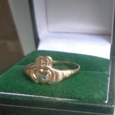 IRISH Claddagh Gold Ring 9ct Yellow Gold Vintage  hallmark  1989    Size P to Q