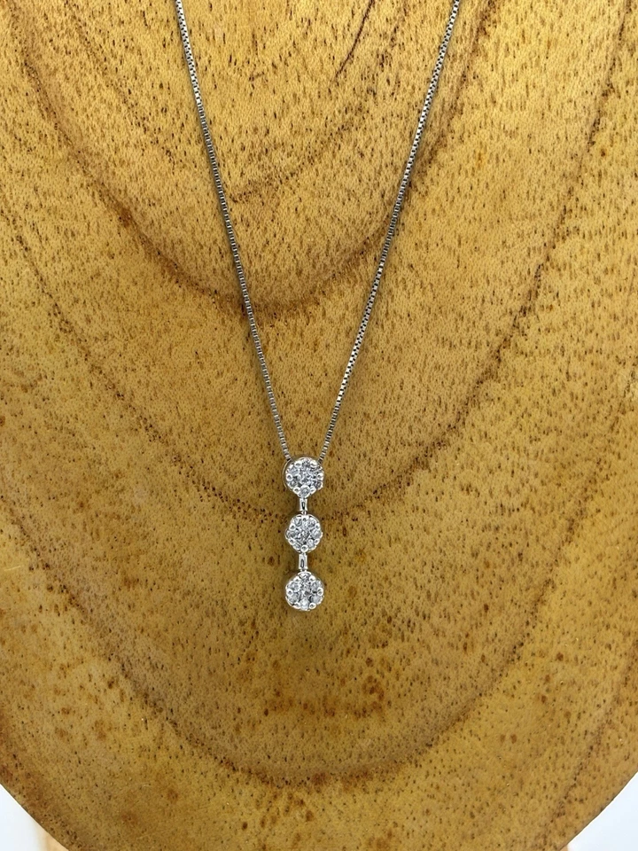 Collar colgante de diamantes en racimo y oro blanco macizo de 14 k Foto 3 de 4