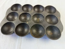 Wagner Ware Vintage 12 Cup F Style Closed Frame Cast Iron Golf Ball Gem Pan