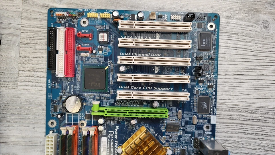 Carte Mère Gigabyte GA-8I865G775-G + Pentium 4 3GHz + RAM 2Go + Extras - Photo 3/4
