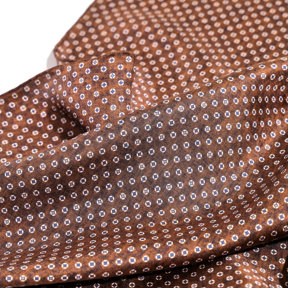 Cuadrado de bolsillo floral geométrico micro puntos marrón seda 100 % para hombre enrollado a mano 21" Foto 4 de 4
