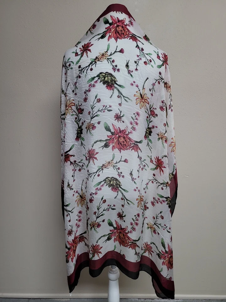 Bufanda cuadrada para mujer CHAN LUU estampado floral 100 % seda ligera multicolor. Foto 3 de 4