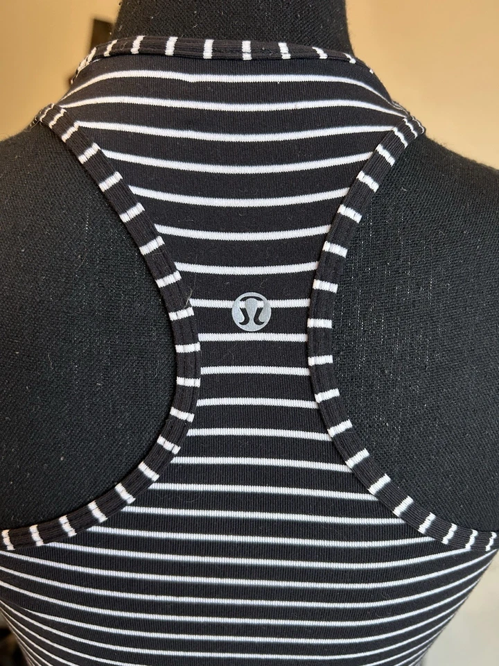 Regata Lululemon listrada preta e branca mede como tamanho 6 Athleisure Yoga - Imagem 4 de 4