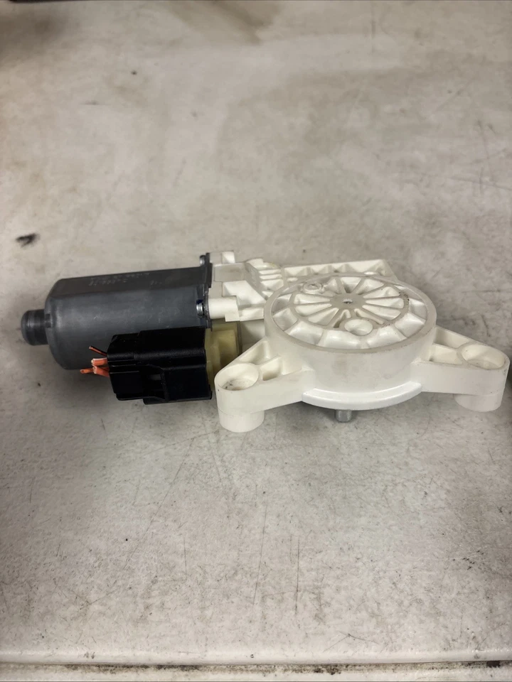 2008 Dodge Grand Caravan Front Right Door Window Motor 130821471 - Image 2 of 4