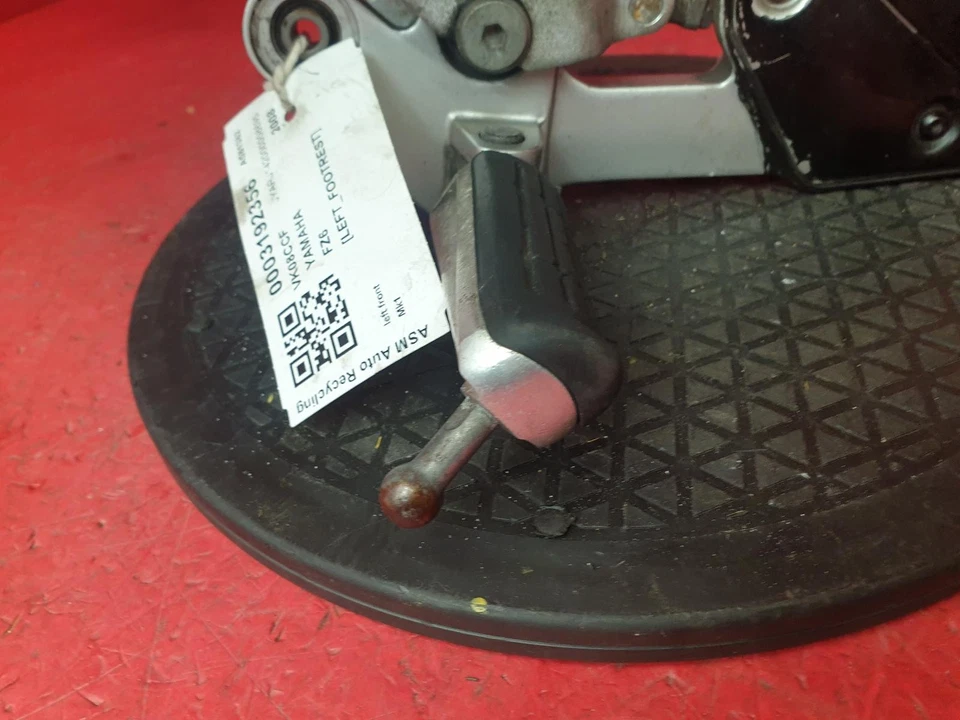 Yamaha FZ6 2008 reposapiés delantero izquierdo Foto 4 de 4