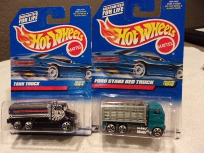 ホットウィール TANK TRUCK Hot Wheels Datsun S20 + Custom 69 Chevy + Ford Stake Bed