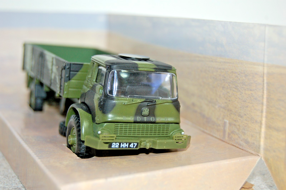 CORGI 18901 BEDFORD TK HIGH DROPSIDE WITH WHITE METAL FIGURES
