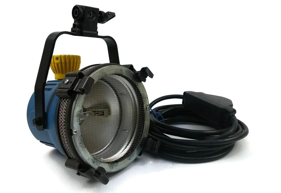 Arri Genuine Arrilite 650 Open Face Tungsten Light  - Image 2 of 2