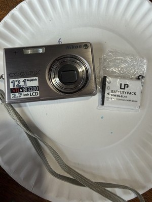 Nikon Coolpix S700 12.1MP 3x Optical Zoom Vibration Reduction