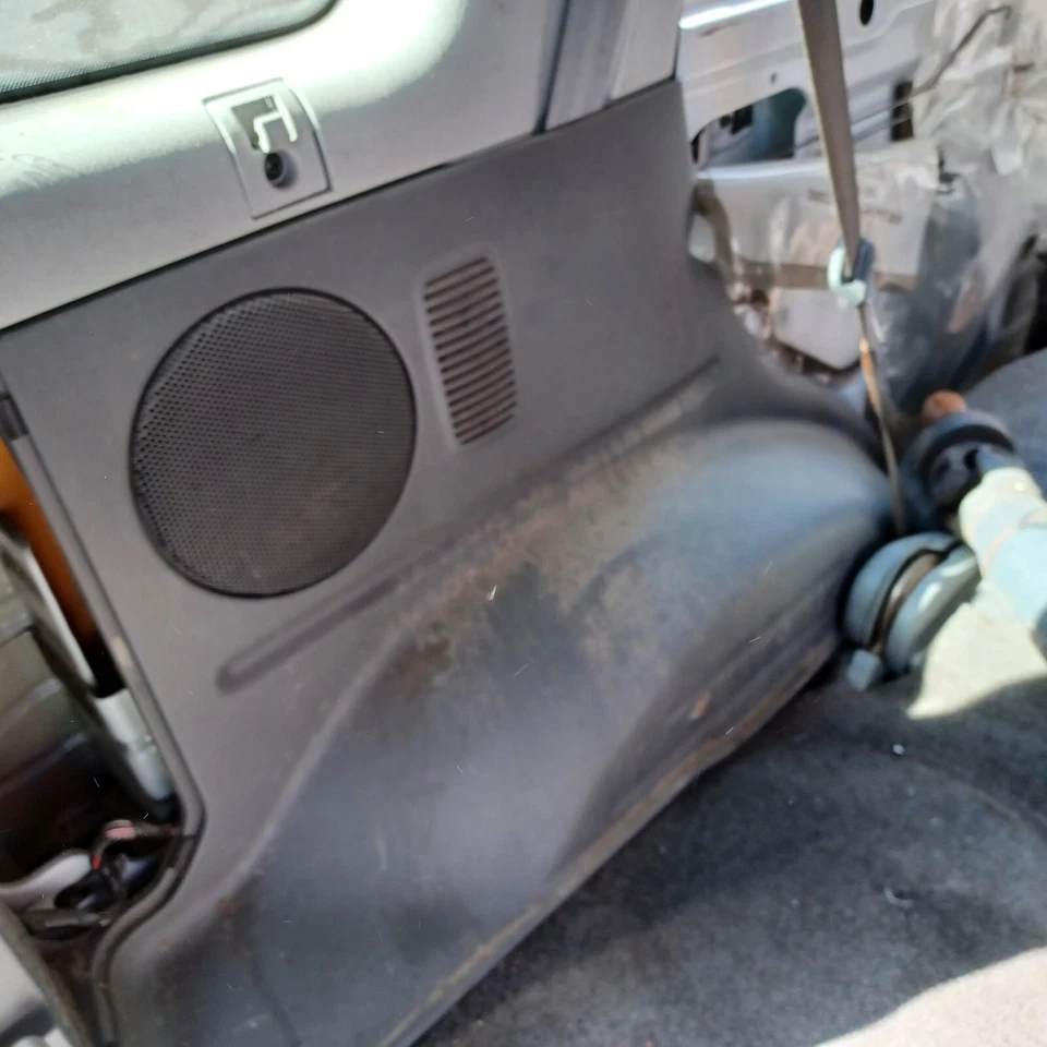 02 Geo Tracker 4 puertas LH cuarto interior cuarto panel moldura panel USADO gris Foto 3 de 3