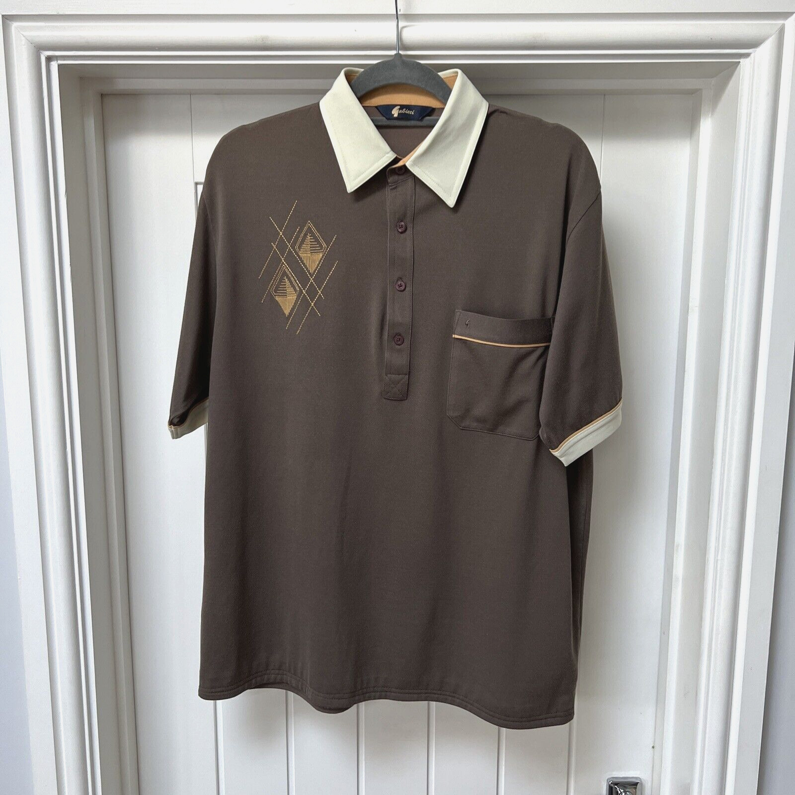 Camisa Polo Gabicci Para Hombre Grande Marrón Manga Corta Bordada Bolsillo Cuello