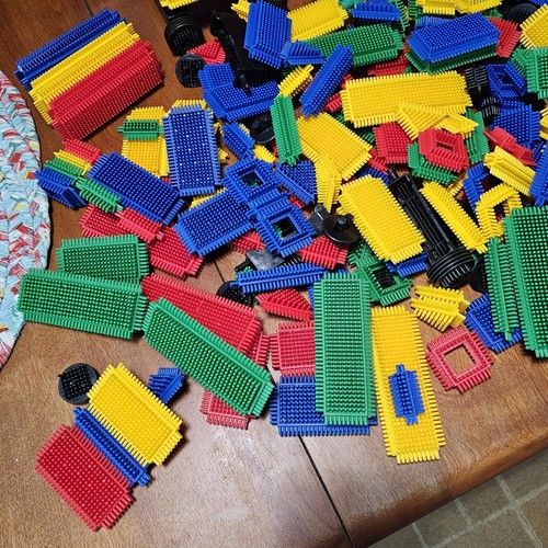 Vintage Lot of Bristle Blocks Over 250 Pieces Along With Storage Tote - Picture 4 of 6