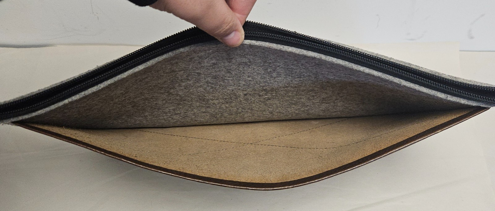 Manicotto Tablet Porta Documenti Fatto a Mano Feltro Lana Innesto Duro e Pelle Premium foto 4