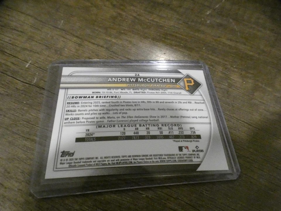 Bowman 2025 cromo zafiro Andrew McCutchen amarillo/75 Pittsburgh Pirates Foto 4 de 4