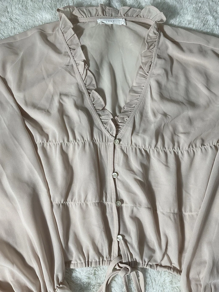 Blusa LUSH Transparente con Volantes Talla Mediana Cuello en V Cincha Corbata Top Elegante Silenciosa Lujo Foto 2 de 4