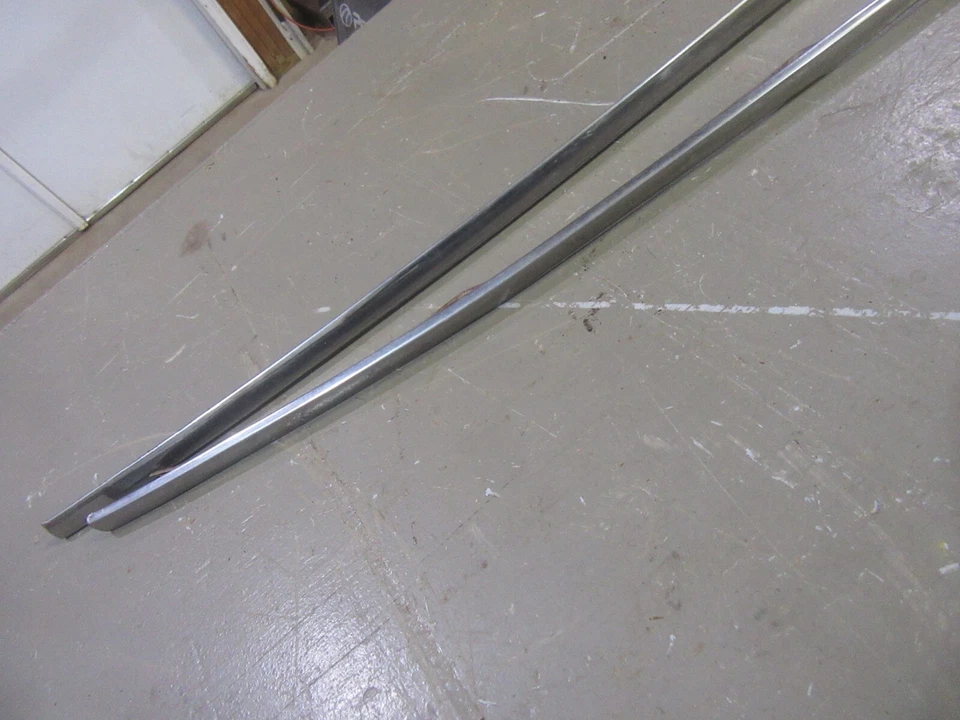 Chevrolet Styleline 1949 4 puertas sedán guardabarros trasero borde superior molduras Foto 2 de 4