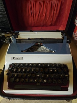 Erika Model 42 Vintage Schreibmaschine DDR tragbar mit Koffer Retro funktionstüchtig