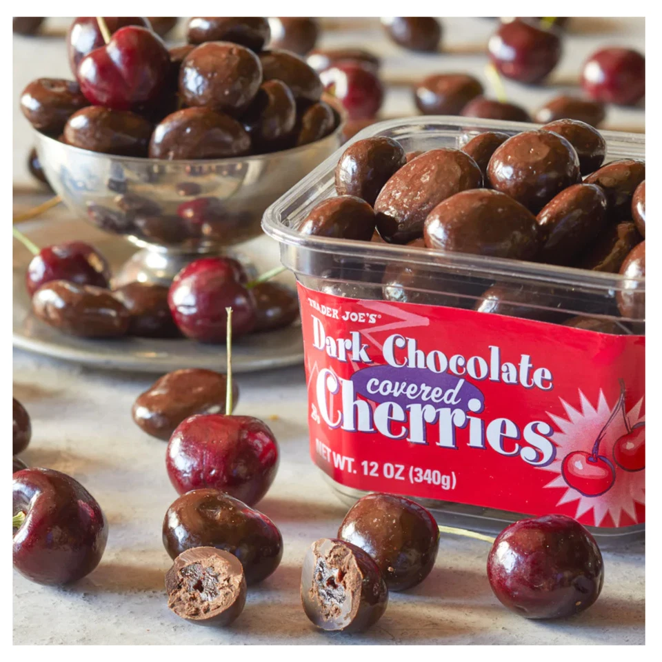 Paquete de 4 cerezas cubiertas de chocolate negro Trader Joe’s de 12 oz cada una Foto 2 de 4