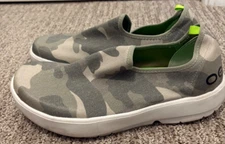 OOFOS SIZE 10 - WOMEN'S OOMG EEZEE LOW RECOVERY SHOE - GREEN CAMO