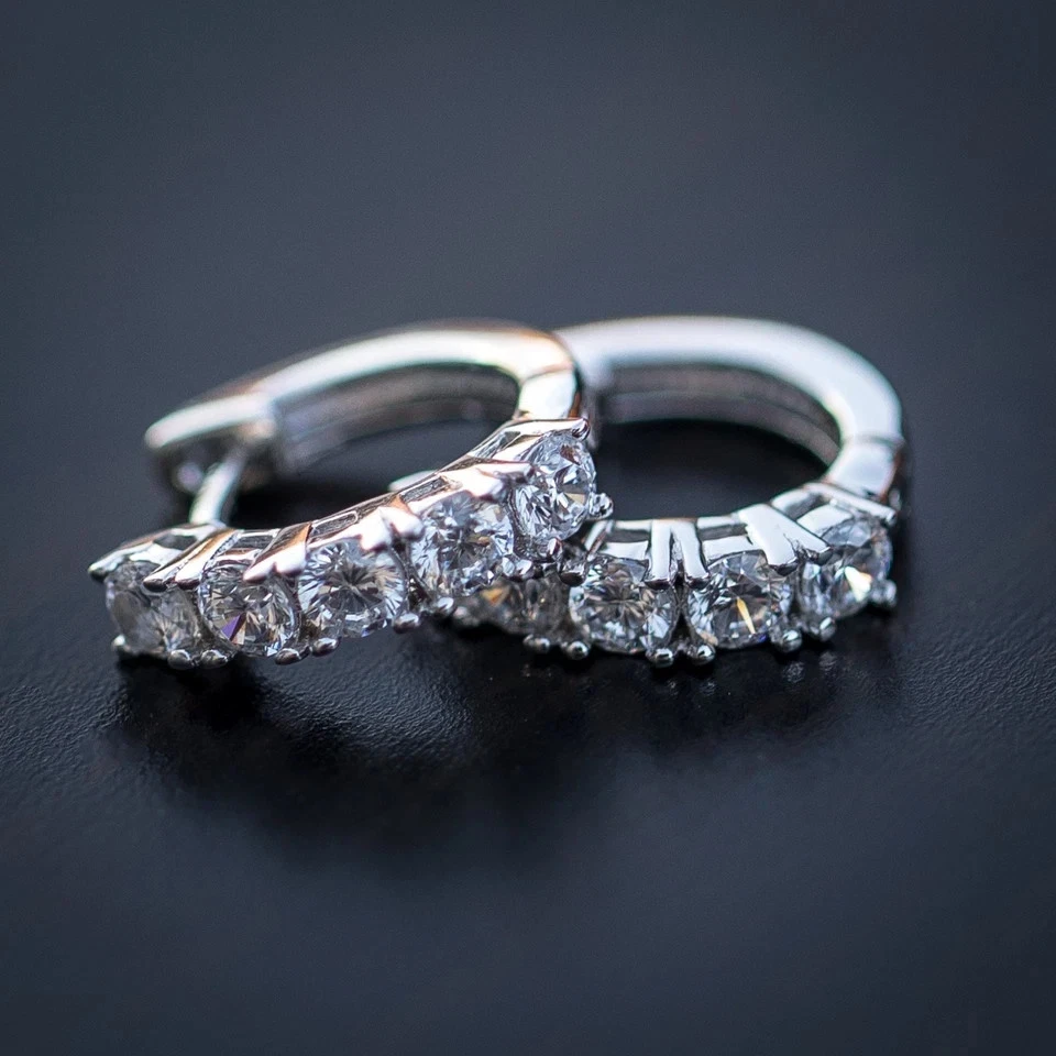 Pendientes de aro de diamantes de corte redondo helado creados en laboratorio para hombre enchapados en oro blanco de 14 k Foto 2 de 4