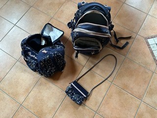 SATCH beliebte Schulrucksack Marke Blau mit bunten Blümchen getragen