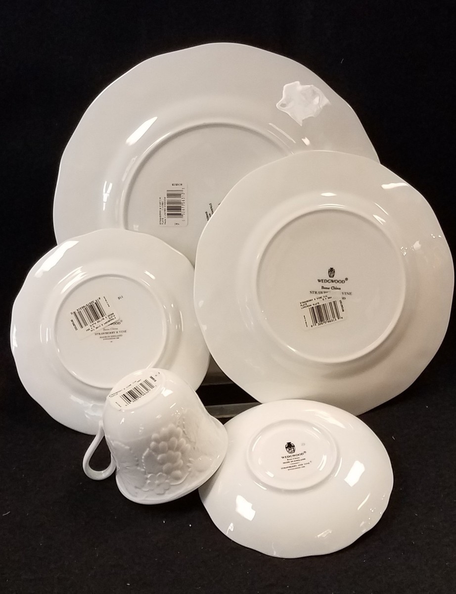 WEDGWOOD Strawberry & Vine 5 Piece Place Setting Made In ENGLAND