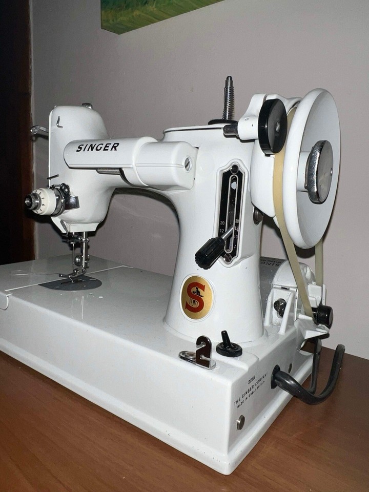 Vintage rare White Singer Featherweight 221k Sewing Machine inc