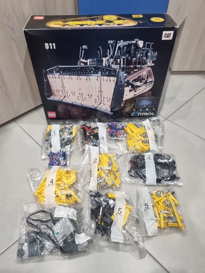 LEGO Technic 42131 Cat D11 Bulldozer, foto 2 di 5
