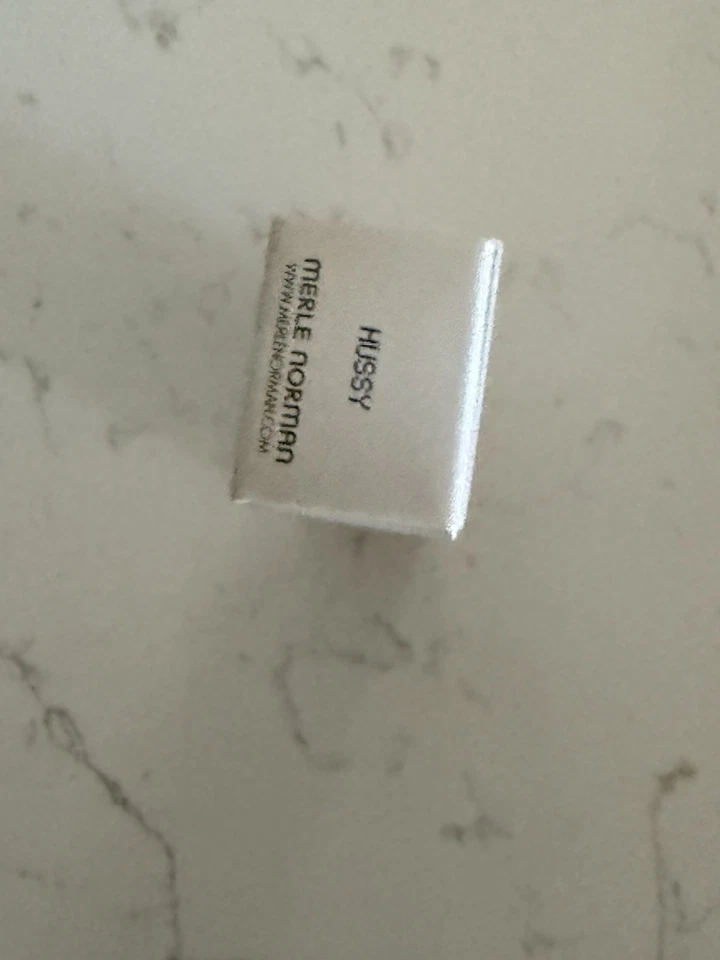 Жидкая губная помада MERLE NORMAN Hussy - Изображение 3 из 3