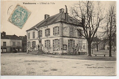 VENDEUVRE SUR BARSE - Aube - CPA 10 - place de l ' hotel de ville