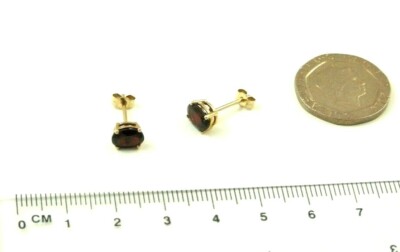 Ohrstecker 9 kt 375 Gelbgold ovale Form Krallenfassung 7 mm x 5 mm Granat