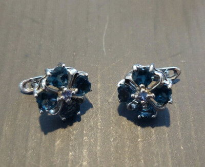 aretes de plata para mujer en forma de trébol decorados con esmeraldas verdes