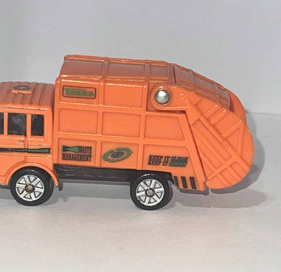 TONKA HASBRO - 2000 DIE CAST SANITATION/WASTE MANAGEMENT/GARBAGE ORANGE TRUCK - Image 4 of 4
