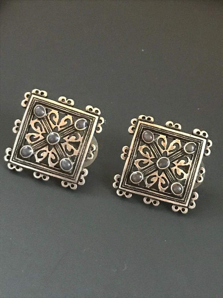 Medallones cuadrados de plata de encaje firmados por Anne Klein con cabinas ovaladas púrpura pálido Foto 3 de 4