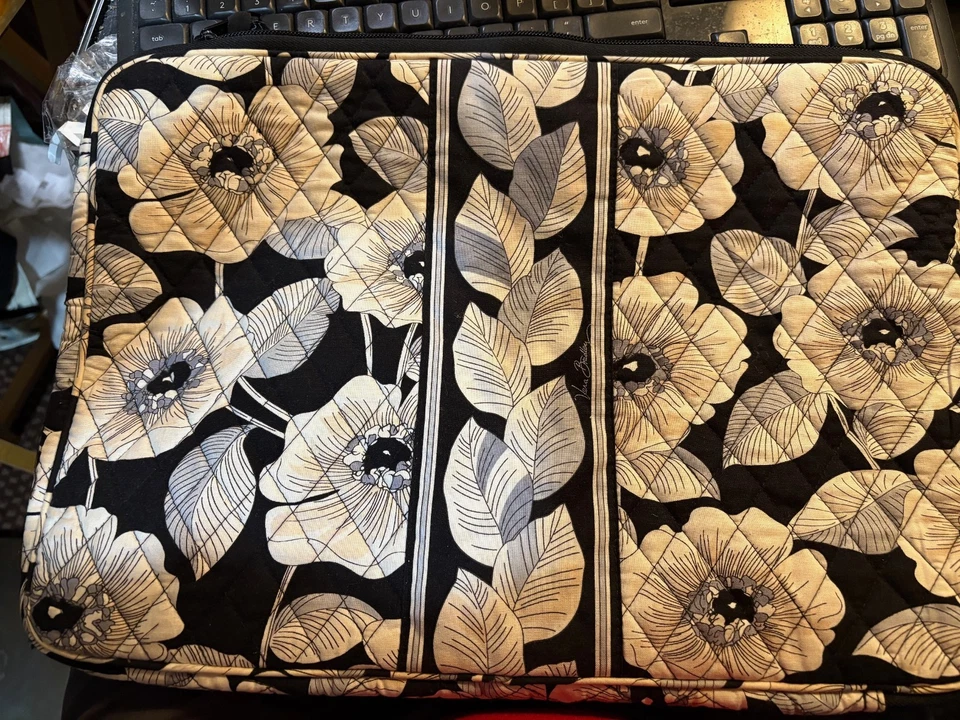 NUEVA FUNDA PARA PORTÁTIL VERA BRADLEY 14 x 11" PATRÓN RETIRADO CAMELIA-NUEVA SIN ETIQUETAS Foto 4 de 4