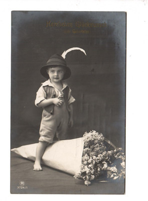 15141- Birthday * Boy in costume standing on flowers