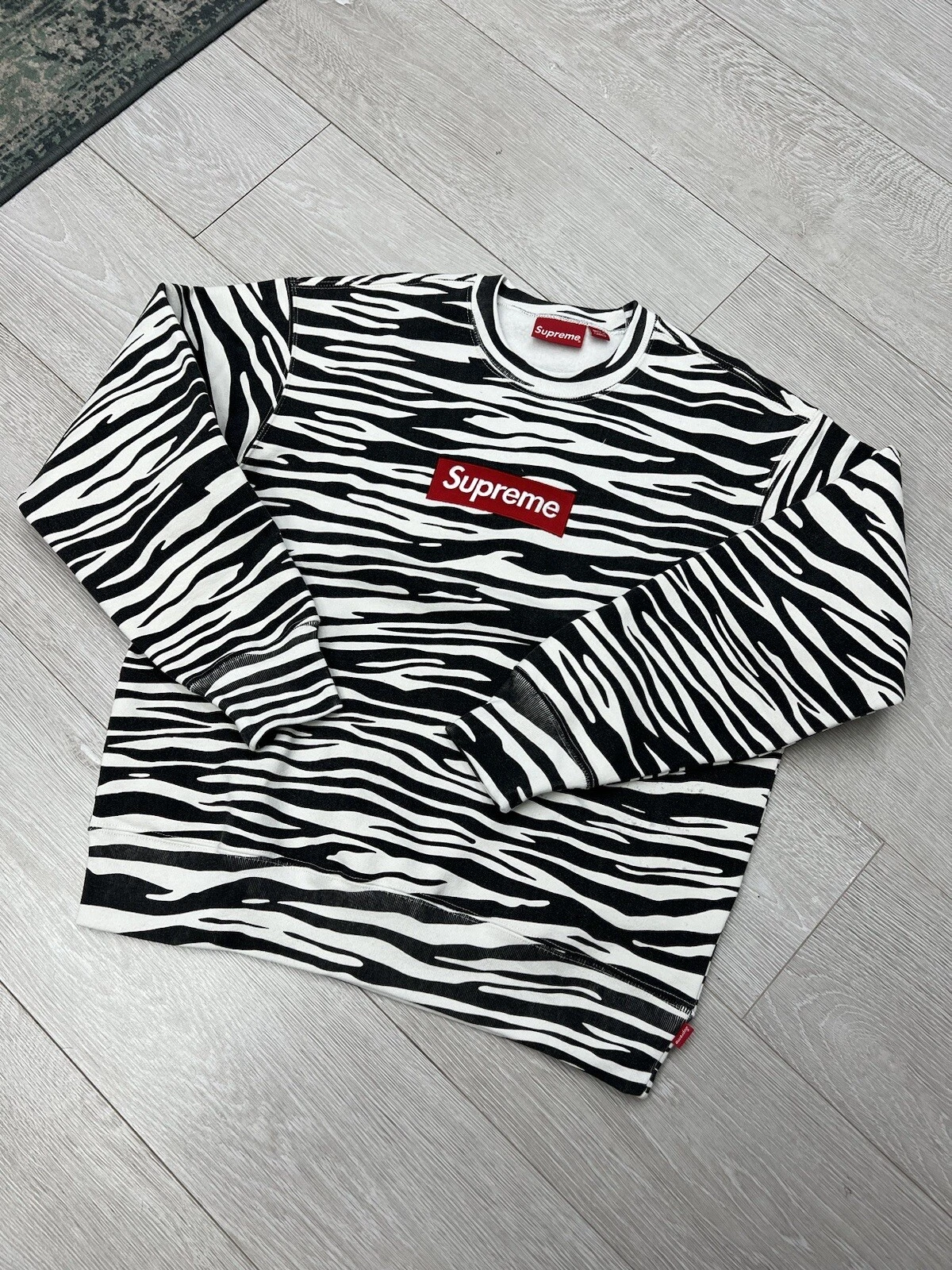 Boîte SUPREME logo Crewneck zèbre   noir/blanc   taille Petite/S   bandes FW22