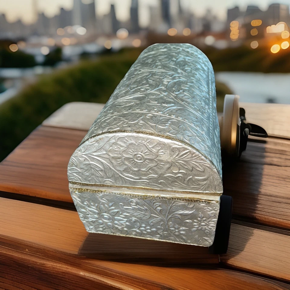 Joyero, diseño floral tallado a mano, herrajes de latón Foto 3 de 4