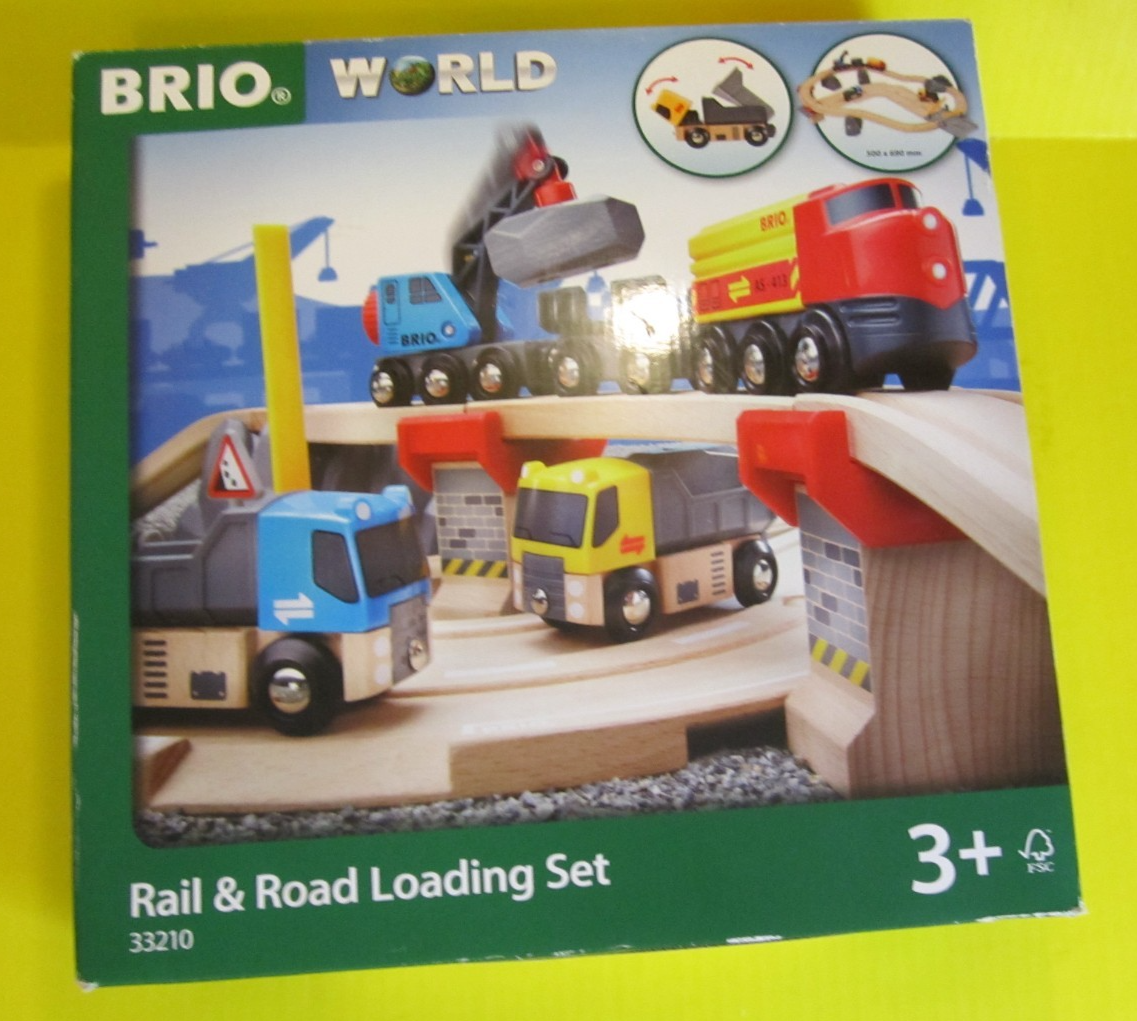 BRIO Rail & Road Loading Set 33210と、電車他 BRIO WORLD 33210 Rail & Road Loading Train Set NEW