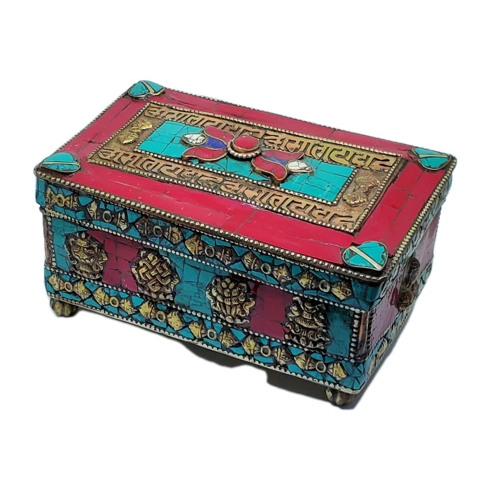 Antiguo joyero tibetano de filigrana de latón con turquesa, lapislázuli y coral Foto 3 de 4