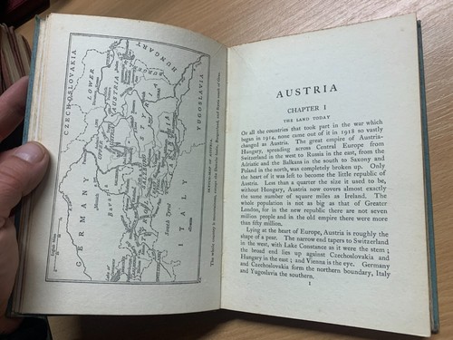 RARE 1930 "PEEPS AT MANY LANDS - AUSTRIA" ILLUSTRATED HARDBACK BOOK (P3) - Picture 8 of 16
