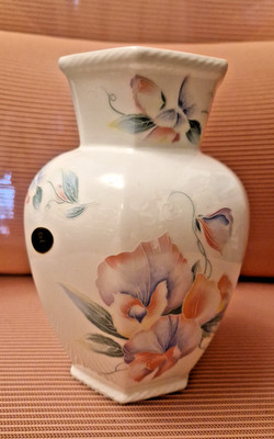 Aynsley Little Sweetheart Vase Fine English Bone China Vintage 18 cm Top