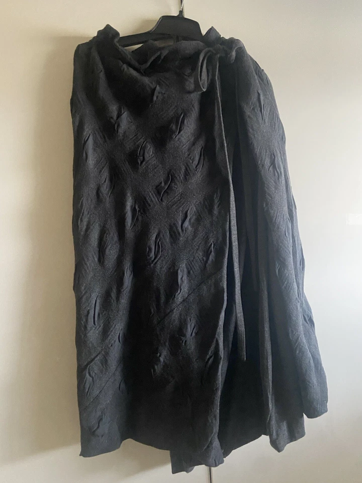 Falda envolvente de lana gris Comme des garçons para mujer talla libre hecha en Japón Foto 2 de 4