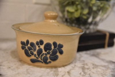 Pfaltzgraff Stoneware Round Casserole Dish w/ Lid Beige/Blue Floral Folk Art