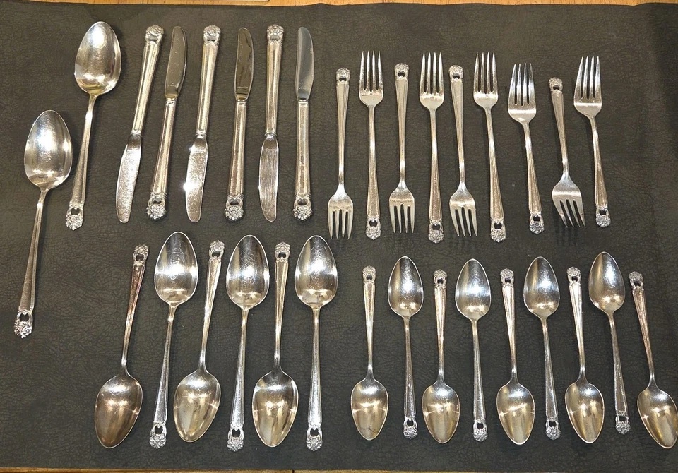1847 Rogers Bros IS Flatware Silverware "Eternally Yours"  Random Set Of 32 - Image 3 of 4