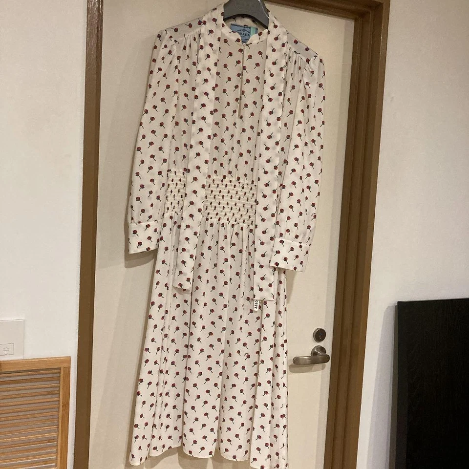VESTIDO USADO PRADA ESTAMPADO FLORAL CON ROSAS Y CINTA DE SEDA ACEPTABLE Foto 2 de 4
