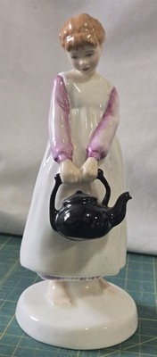Royal Doulton England Figurine HN3021 POLLY, PUT THE KETTLE ON Nursery Rhyme