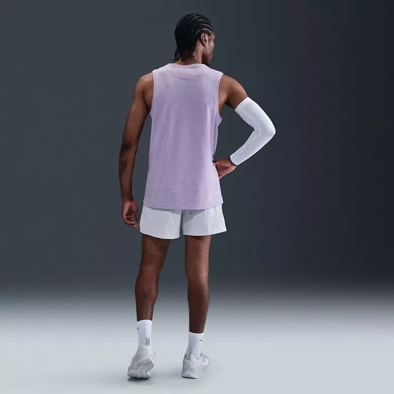 Camiseta sin mangas Nike Dri-FIT Primaria Versátil Fitness para hombre Foto 3 de 4