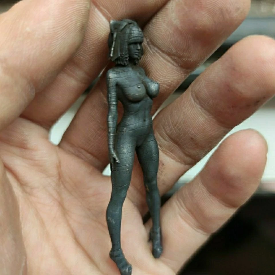 Estatua reina egipcia de latón negro de 2,1" versión en miniatura de decoraciones de arte corporal Foto 4 de 4