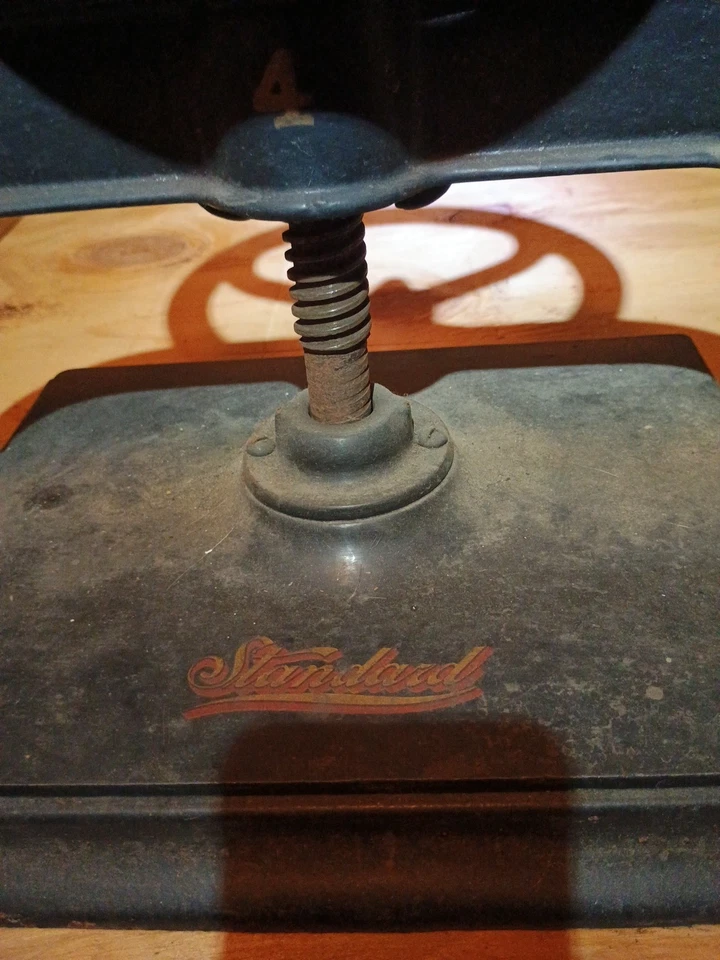 Prensa de libros antigua de hierro fundido de 1800 Foto 4 de 4